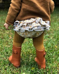 Rosies Ruffled Bum Bloomers. PDF sewing patterns for girls | Etsy Clothing Checklist, Outfit Patterns, Sewing Simple, Newborn Pattern, Diy Winter, The Simple Life, Beginner Sewing Projects Easy, Clothes Diy, Infant Clothing