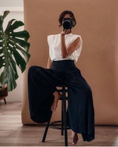 Shooting Outfits For Women, Casual Gala Outfit, Black Top Outfit Aesthetic, Black And White Outfit Ideas, Self Portraits, Neue Outfits, Looks Street Style, Olivia Palermo