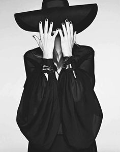 Witchy Fashion, All Black Everything, Witchy Woman, Maxi Robes, Brutalism, How To Pose, Black Hat, Dark Fashion