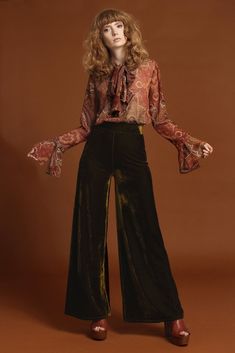 70s Rock Outfits, Velvet Trousers Outfit, 70s Fashion Rock, Style Inspo Vintage, Vintage Colours, 70s Inspired Fashion, Quoi Porter, 70s Outfits, Velvet Trousers