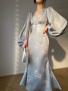 Maira V-neck Long Sleeve Slim Mermaid Midi Dress – VanillaStyle Genz Outfits, Elegant Mermaid Dress, Parisian Beauty, Mermaid Midi Dress, Stile Hijab, French Elegance, Floral Corset, Fairytale Dress, Fashion 2024