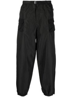 pantalon large à jambes larges de gramicci avec noir, fixation de boucle, taille ceinturée, deux poches de rabotement des boutons arrière, deux poches de volet avant, des poignets élastiques, une jambe large et un ourlet droit.Cette pièce correspond à la taille. Nous vous recommandons d'obtenir votre taille régulière
Le modèle est de 1 84 m / 6 pieds 1 pouce de portage M Trench Dress, Latest Fashion Design, Moon Boots, Pantalon Large, Cargo Trousers, Knitwear Cardigan, Pant Shirt, Mens Sweatpants, Wide Leg Trousers