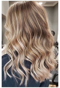 Blonde Brown Ombre Balayage, Natural Balayage Highlights, Natural Highlights Blonde Hair, Natural Roots With Highlights, Hair Colors That Grow Out Well, Natural Blonde Hair With Balayage, Hair Dye Ideas Blonde Highlights, Rooted Blonde Highlights, Honey Blonde Teasy Lights