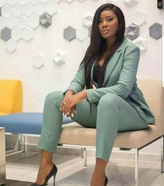 This unique ladies suit is designed with high quality wool material that guarantees durability and comfort. It is suitable for all kinds of occasion and it can be worn all year round. It comes in 2 pieces ( Jacket + pant) the blazer can also be worn with any kind of trouser or jeans  For custom orders, Please feel free to start a  conversation for further enquires. Your satisfaction is our priority Graduation Suits For Women Black, Stylish Business Outfits, Work Outfits Frauen, Headshots Women, Fashionable Work Outfit, Business Attire Women, Business Photoshoot, Women's Suits, Business Outfits Women