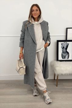 Outfit Jogging, Grey Coat Outfit, Coat Outfit Casual, Mantel Outfit, New Balance 9060, Sneaker Outfits, Post Partum Outfits, Weekend Outfits