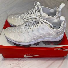 Nike Vapormax Plus Size 7 Men’s / 8.5 Women’s Triple White Slight Yellowing On Right Toe Good Condition Smells New Worn A Few Times Comes With Box Vapor Max Plus, Nike Vapormax Plus, Vapormax Nike, Nike Vapor Max, Nike Air Max White, White Nike Air, Air Vapormax Plus, Nike Air Vapormax Plus, Nike Vapormax