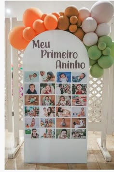 a bunch of balloons that are in front of a sign with pictures on it and the words meu priimerio amiho