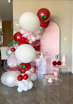 balloons and other decorations are arranged on the floor