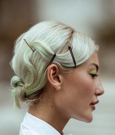 White Strands Hair, Beetlejuice Hair, Pinned Hair, Editorial Hairstyles, White Tinsel, Editorial Hair, Penteado Cabelo Curto, Short Haircut