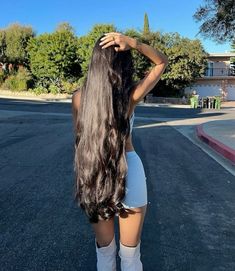 𝒫𝒾𝓃: 𝑔𝑜𝓁𝒹𝓈𝒽𝑜𝓇𝓉𝓎 💌 Soft Black Hair, Long Natural Curly Hair, Black Hair Aesthetic, Long Shiny Hair, Hair Growing Tips, Really Long Hair, Lustrous Hair