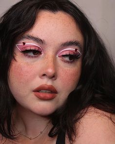 Maquillajes para San Valentín para enamorar a tu crush Day Makeup Looks, Valentines Makeup, Creative Eye Makeup, Feb 4, Day Makeup, Makeup Pictures