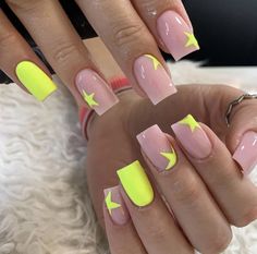 Nails Art Winter, Nails Art Christmas, Christmas Nails Art, Winter Nails Art, Nail Art Winter, Latest Nails, Neon Yellow Nails, Neon Nail Designs, Western Nails