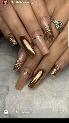 New Year’s Outfit Ideas For Women, Trendy Nails With Glitter, Beige And Gold Nails Classy, Christmas Nails Acrylic Gold, Beige And Rose Gold Nails, Gel Nails Ideas Gold, Copper Gold Nails, Good Glitter Nails, Gold Beige Nails