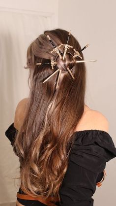 Maureen - Hairstyle on Instagram: "New hairstyle with swords ✨⚔️✨I was inspired by a rudder ! Do you like the result ? 🖤 #maureen #hairstyle #sword #badasshair #updohairstyles" Pirate Inspired Hairstyles, Witch Aesthetic Hair, Demon Hairstyles, Hair Pin Hairstyles, Fantasy Hair Styles, Wedding Swords, Ancient Hairstyles, Magical Hairstyles, Badass Hairstyles