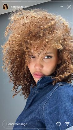 Nara Smith Curly Hair, Golden Brown Curly Hair Black Women, Honey Brown Curly Hair, Honey Brown Curls, Nara Aziza, Curly Hair Celebrities, Nara Smith, 3c Hair