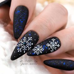 Christmas Nail Art Designs With Themed Ornaments ★ Dark Christmas Nails with Snowflakes Wintry Nails, Halloween Acrylic, Red Christmas Nails, Pointy Nails, Nail It, Christmas Gel Nails, Christmas Nail Art Designs, Blue Nail Designs, Snowflake Nails