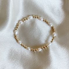 Gold Bead Bracelets Diy, Classy Beaded Bracelets, White And Gold Beaded Bracelet, Trendy Bracelet Ideas, Pearl Bead Bracelet Ideas, Stretchy Bracelets Diy, Pearl Gold Bracelet, White Pearl Bracelet