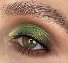 Eyeshadow For Ginger Hair, Green Eyeshadow On Green Eyes, 1980s Eye Makeup, Earthy Eyeshadow Looks, Color Eyeshadow For Brown Eyes, Make Up Vert, Brown And Green Makeup, Make Up Ideas For Green Eyes