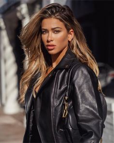 Cindy Prado Hair, Cindy Prado Outfits, Cindy Prado Style, 2000s Makeup Looks, Hair Contouring, Gigi Style, Leather Jacket Girl, Caramel Hair