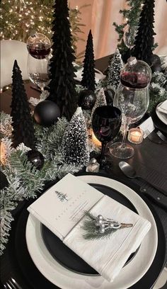 Table Setting On Black Table, Black Christmas Centerpiece, Kitchen Island Place Setting, Black Metallic Wood Christmas, Black Dining Table Christmas Decor, Wedding Centerpieces Christmas, Christmas Dinner Tablescape, Black And White Centerpieces For Party, Black Christmas Table Setting