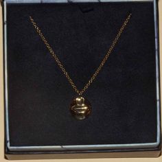 Here Is An Ippolita 18k Gold Lips Pendant Necklace. The Chain Adjusts From 16-18" And It Weighs 7 Grams. Ippolita Jewelry, Gold Lips, The Chain, Womens Jewelry Necklace, 18k Gold, Jewelry Necklaces, Lips, Women Jewelry, Pendant Necklace