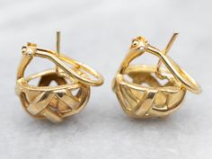 Smooth, polished wires of yellow gold form a classic woven knot in these fantastic vintage stud earrings! These are easy to wear with any outfit, but still retain a little bit of unusual, personal, styling!Metal: 18K Yellow GoldMeasurements: 15 x 17 mmMarks: "(C)1985 CUMMINGS 18K" Stamped on the reverse Formal Yellow Gold Wrap Earrings, Gold Basket, Vintage Stud Earrings, Pocket Watch Chain, Watch Chain, Pearl Pendant, Charm Earrings, Beaded Chain, Shop Necklaces