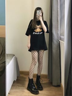 Emo Outfit Summer, Alt Summer Clothes, Grunge Summer Fits, Summer Alternative Outfits, Streamer Outfits, Summer Alt Outfits, Soft Alternative Outfits, Soft Goth Fashion, Fish Net Tights Outfit