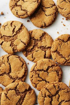 a bunch of cookies that are sitting on a table with one cookie missing from the top