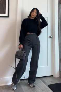 Women’s Streetwear Outfit, Streetwear Fashion Summer 2024, Outfit Ideas To Look Classy, Vintage Business Woman, 90s Fashion Office, Casual Meal Outfit, How To Style Slacks, Streetwear Business Casual Women, Work Outfit 2024