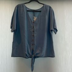 Nwt Short Sleeve Chambray Blouse By Harper Heritage Size From Smoke Free Home. Blue Rayon V-neck Top, Rayon Button-up Beach Top, Beach Button-up Rayon Top, Button-up Rayon Top For Beach, Blue Rayon Tops For Day Out, Blue Rayon Beach Tops, Chambray, Color Blue, Top Blouse