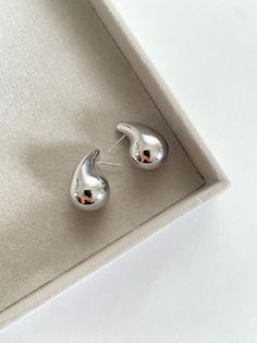 Ces élégantes boucles d'oreilles pendantes plaquées or 18 carats sont un bijou élégant et polyvalent pour les femmes qui préfèrent un look minimaliste et moderne. Le design classique en forme de goutte ajoute une touche élégante à n'importe quelle tenue. Fabriquées en acier inoxydable antirouille de haute qualité, ces boucles d'oreilles sont hypoallergéniques et durables, parfaites pour un usage quotidien ou des occasions festives. 🌟 Fabriqué en acier inoxydable plaqué or 18 carats de haute qua Earrings Everyday, Jewelry Dainty, Drop Design, Wedding Jewelry Earrings, Everyday Earrings, Gift Jewelry, Drops Design, Feminine Look, Jewelry Gift