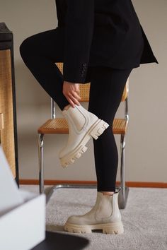 How To Wear Lug Sole Boots, White Chunky Boots Outfit, Nude Boots Outfit, White Chelsea Boots Outfit, Chelsea Boot Outfits Women, Chunky Boots Outfit, Chelsea Boots Outfits, Beige Boots Outfit, Beige Chelsea Boots