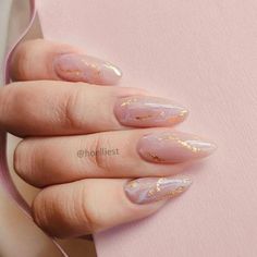 Neutral Gold Nails, Ideas Uñas Acrilicas, Nail Almond Ideas, Neutral And Gold Nails, Gold Almond Acrylic Nails, Nude Nails With Gold Accent, Uñas Beige Elegantes, Gel X Nail Designs Almond, Neutral Nails With Gold