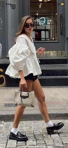 London Summer Outfits 2023, Spring Street Style 2024, Transitional Outfits, Spring Transition Outfits 2024, Feminine Spring Outfits, Chilly Beach Day Outfit, London Street Style Summer 2024, Spring Transition Outfits, Museum Date Outfit