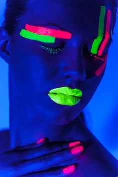 Black Light Photoshoot Ideas, Neon Paint Photoshoot, Uv Light Photography, Uv Photoshoot, Blacklight Photography, Fluorescent Makeup, Blacklight Makeup, Neon On Black, Black Light Makeup