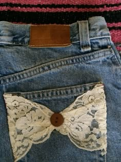 Lace Jeans, Patchwork Clothes, Upcycle Clothes Diy, Cute Sewing Projects, Denim And Lace, Diy Sewing Clothes, Lace Bows, Clothes Crafts, Upcycle Clothes