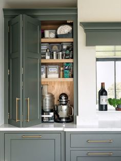 Brownlow Furniture - Yew Tree Farm Kitchen - Green Kitchen Pompeian Ash, Old Dining Room, Armac Martin, Stunning Interior Design, Farm Kitchen, Kitchen Diner, Cottage Kitchen