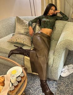 Leopard Skirt Outfit Black Women, Style Leather Skirt Winter, Model Fall Outfits, Fall Outfit Ideas Baddie, Autumn Outfits Rainy Days, Fall 90s Fashion, Earthy Luxury Fashion, Fall Outfits With Leather Pants, Fall Outfits Inspo Aesthetic