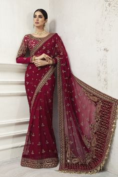 Latest Pakistani Wedding Maroon Red Saree Dress Red Sari, Saree Ideas, Designer Sarees Wedding, Red Bridal Dress, Fancy Sarees Party Wear, Saree Designs Party Wear, Pakistani Bridal Dresses, Maria B, Party Kleidung