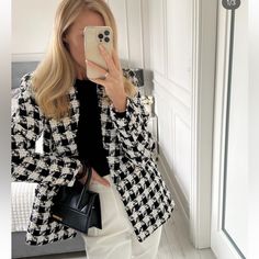 Shoulder Pads Front Double Breasted Button Closure Black And White White Jacket Outfit, Checkered Outfit, Black Bodycon Skirt, White Tops Outfit, White Oversized Sweater, White Boyfriend Jeans, Aesthetic Black And White, Checkered Blazer, Black And White Sweater