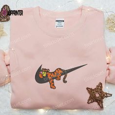 Tigger Sleep x Nike Swoosh Embroidered Shirt: Elevate your casual style with the Tigger Sleep x Nike Swoosh Embroidered Shirt. Winnie The Pooh Hoodie, Disney Nike, Nike Embroidery, Tiger Gifts, Best Family Gifts, Maroon Hoodie, Embroidered Shirts, Nike Sweats, Nike Swoosh Logo