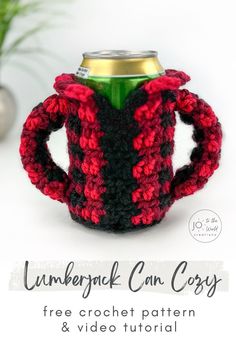 a crocheted can cozy is shown with the text underneath it that says, free crochet pattern and video tutor