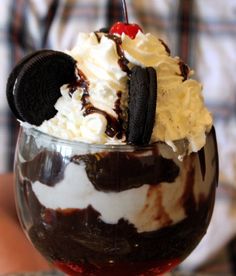 Mudslide Recipe, Mudslide, Fudge Sauce, Cream Desserts, Hot Fudge, Ice Cream Sundae, An Ice Cream, Yummy Sweets