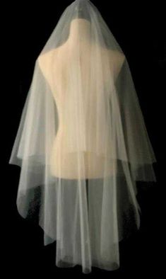 the back of a white veil on a mannequin