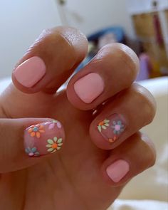 Cute Nails For Spring Short, Short Easy Gel Nails, Flower Gel Nails Short, Colorful Daisy Nails, Gel Nail Polish Ideas For Short Nails, Gel Short Nails Ideas Summer, Natural Nails With Flowers, Gel Nail Designs Short Nails No Acrylic, Short Nails Ideas Flowers