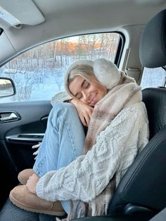 Oversized sweaters… chucky scarfs… UGGS 🩵 Winter Outfit Poses, Instagram Picture Ideas Christmas, Christmas Instagram Pictures Aesthetic, Vermont Outfits Winter, Cute Winter Photos, Winter Picture Ideas For Instagram, Cold Christmas Outfits, Winter Road Trip Outfit, Snow Pictures Aesthetic