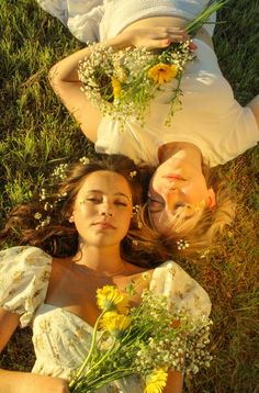 photography inspo #photographyinspo #bestfriend #bestfriendphotography #aesthetic #goldenhour #flowers Pure Happiness Photography, Photoshoot Ideas Outdoor Nature, Best Friend Nature Photoshoot, Best Friend Photoshoot Aesthetic, Best Friend Summer Photoshoot, Aesthetic Photos To Take With Your Best Friend, Flower Garden Pictures With People, Cottagecore Photoshoot Friends, Art Inspired Photoshoot