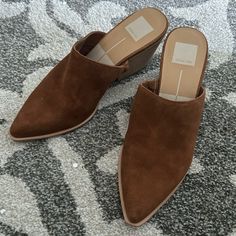 Brand New Brown Suede Mules For Fall, Chic Brown Pointed Toe Mules, Brown Almond Toe Mules With Sculpted Heel, Brown Closed Toe Mules With Sculpted Heel, Brown Pointed Toe Sandals For Fall, Brown Pointed Toe Sandals Medium Width, Chic Brown Suede Mules, Brown Pointed Toe Heels For Spring, Fall Suede High Heel Mules