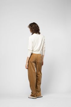 The cardigan boasts long sleeves and a slightly cropped cut, gently cinched at the waist for a flattering silhouette. Its neckline, cuffs, and hem are adorned with ribbed edges, lending a polished touch to the garment. Adding to its sophistication, the delicate V-neckline is accented with jeweled buttons, elevating the overall look. Crafted entirely from 100% cashmere, this piece exudes luxury and comfort. Shearling Vest, Promotion Code, Poncho Cape, Winter Gift, Cashmere Cardigan, Short Cuts, Cotton Hoodie, Cotton Pants, Leather Leggings