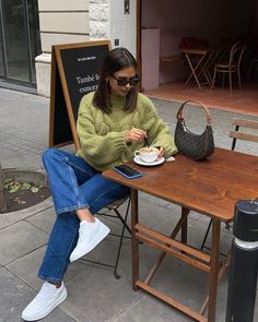 Emitaz Outfits Summer, Europe Winter Outfits 2023, Europe Outfits Autumn, London Spring Fashion Street Style, Scotland Outfits Winter, London Aesthetic Outfits Fall, Europe Travel Outfits Autumn, Dublin Spring Outfits, London College Outfits